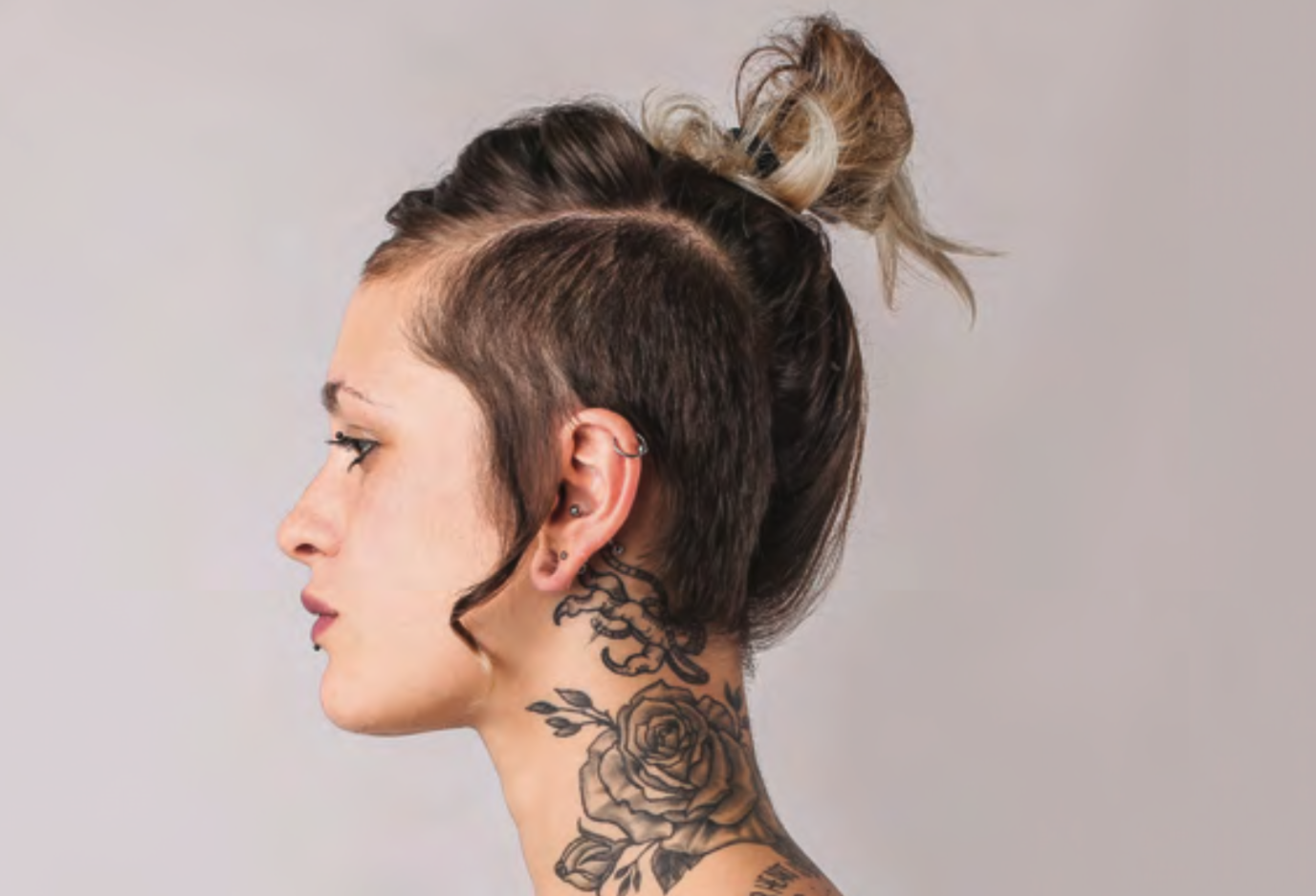 frau mit tattoos