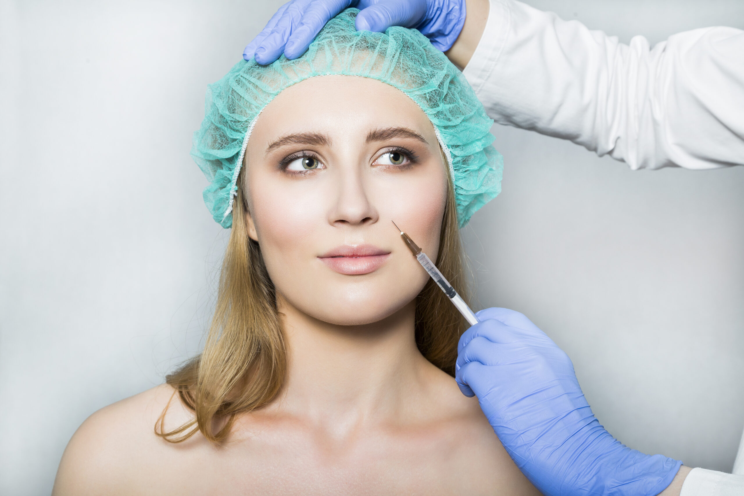Junge Frau bekommt Hyaluron gespritzt