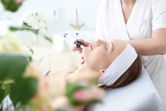 Frau erhält Microneedling Behandlung